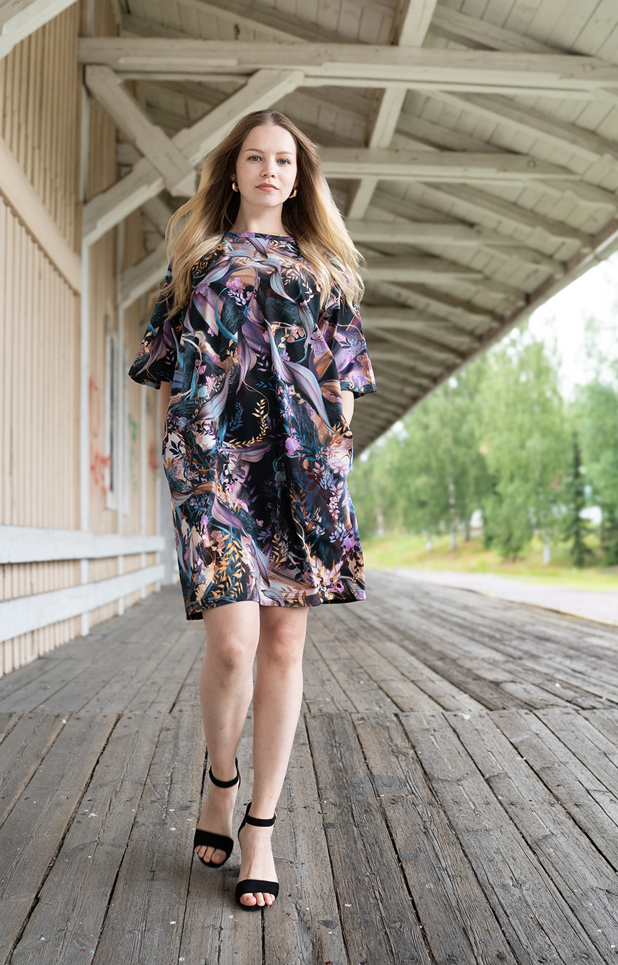 Oversize T-paitamekko taskuilla - Windflower - Image 3