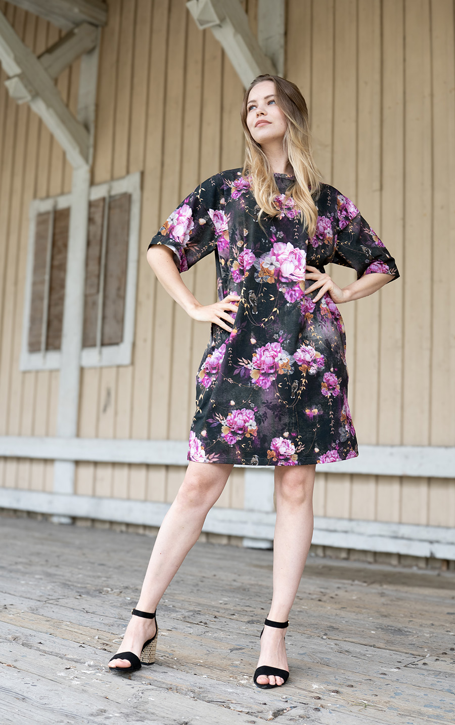 Oversize T-paitamekko taskuilla - Swing of dreams - Image 2